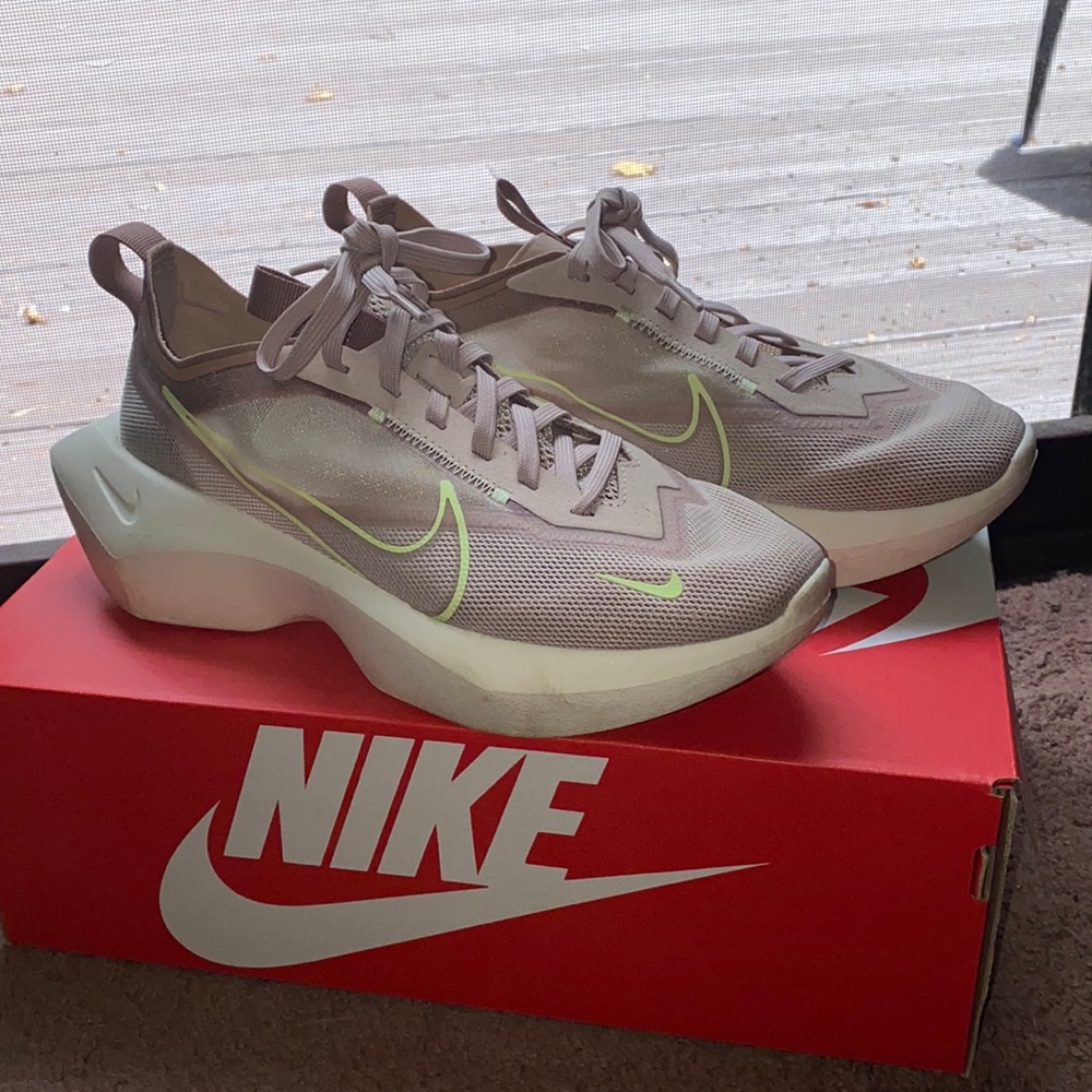 Nike Vista Lite- Womens sneaker- 7.5
